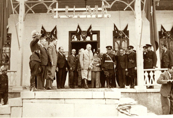 Cumhurbaşkanı Atatürk, Elazığ'da Dördüncü Umumî Müfettişlik binası önünde (17 Kasım 1937)