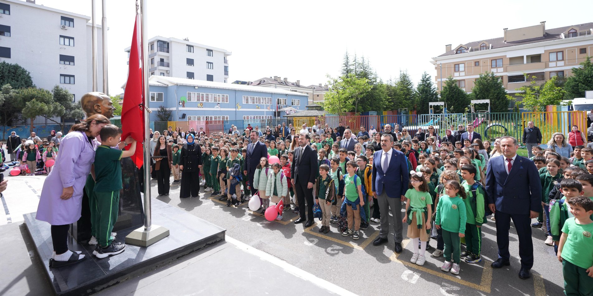 BAKAN TEKİN ATATÜRK İLKOKULUNU ZİYARET ETTİ, BAYRAK TÖRENİNE KATILDI